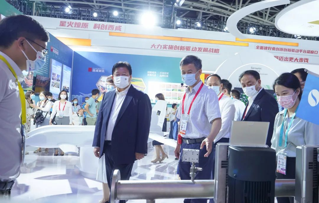 汇丰智水®三罐式无负压小红亮相丝博会,科技创新与节能理念得到参访领导认可